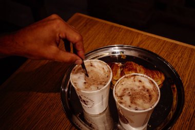 Kruvasan ile taze aromatik CAPUCINO