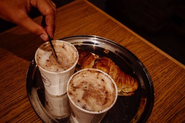 Kruvasan ile taze aromatik CAPUCINO