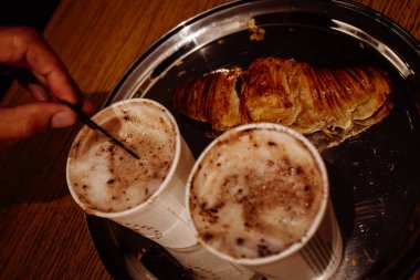 Kruvasan ile taze aromatik CAPUCINO