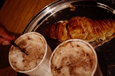 Kruvasan ile taze aromatik CAPUCINO