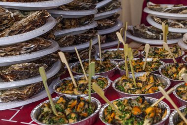 Pazarda pişirilen deniz ürünleri, midye