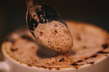 Bir fincan kapuçino Çikolatalı kahve