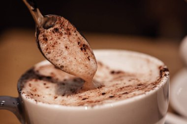 Bir fincan kapuçino Çikolatalı kahve