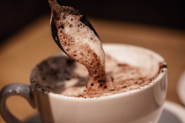 Bir fincan kapuçino Çikolatalı kahve