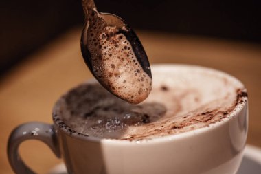 Bir fincan kapuçino Çikolatalı kahve