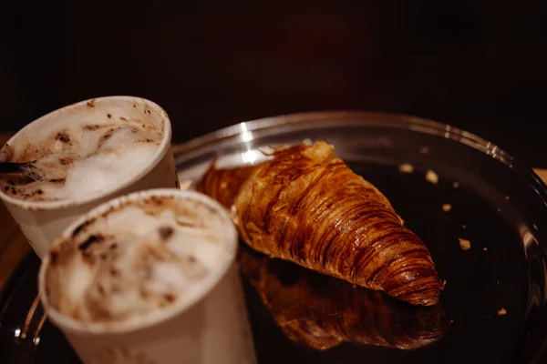 Kopp Cappuccino kaffe med croissant — Stockfoto