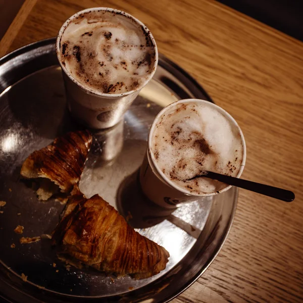 Cappuchino aromático fresco con croissant — Foto de Stock