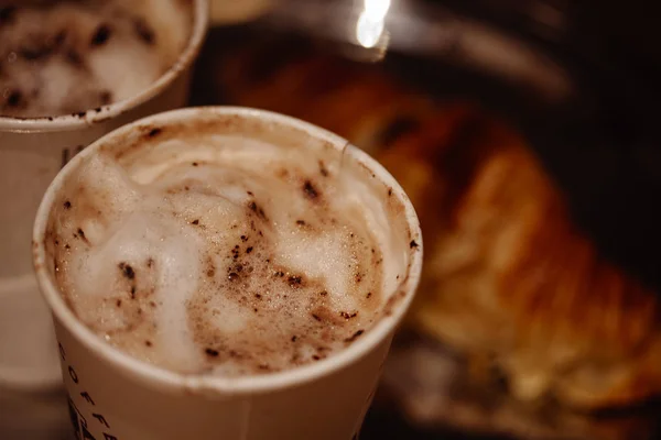 Fresh aromatic cappuchino with croissant — Stock Photo, Image