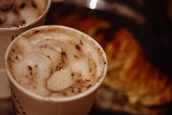 Fresh aromatic cappuchino with croissant — Stock Photo, Image