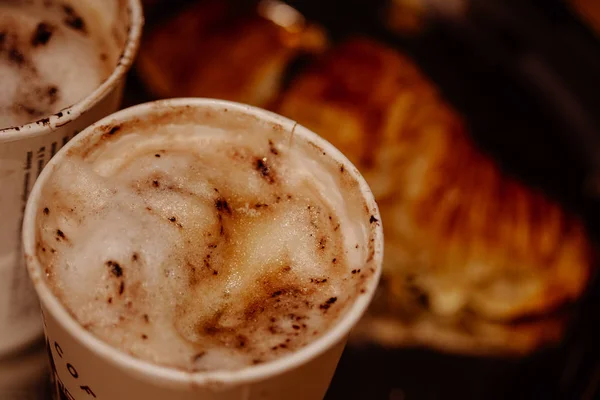 Fresh aromatic cappuchino with croissant — Stock Photo, Image