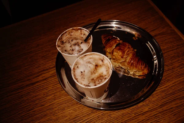 Kruvasan ile taze aromatik CAPUCINO