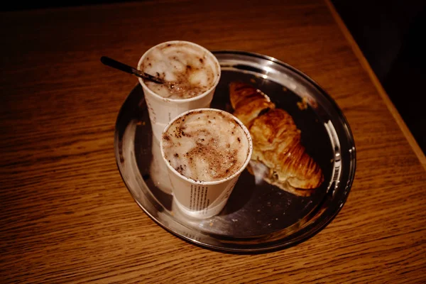 Fresh aromatic cappuchino with croissant — Stock Photo, Image