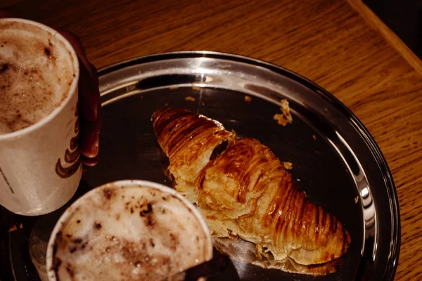 Frischer aromatischer Cappuchino mit Croissant — Stockfoto