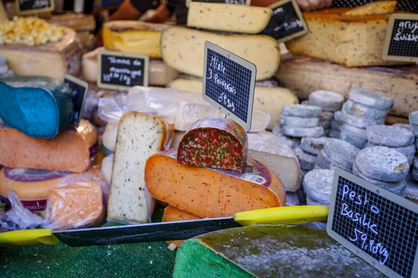異なる色のフランスのチーズ, -青,ピンク,緑,フランス市場 — ストック写真