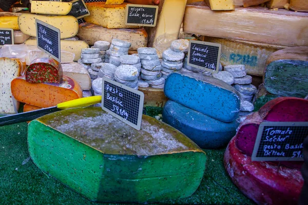 Francuski ser w różnych kolorach, - niebieski, różowy, zielony, na rynku francuskim — Zdjęcie stockowe