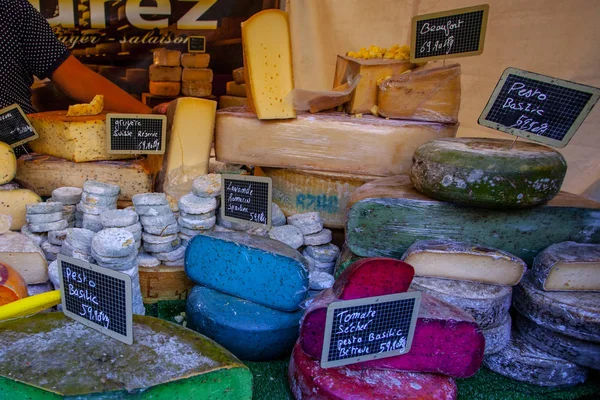法国市场上各种颜色的法国奶酪，蓝色、粉色、绿色 — 图库照片