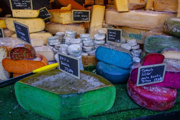 Queso francés de diferentes colores, - azul, rosa, verde, en el mercado francés — Foto de Stock