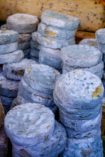 法国市场上的扁平山羊奶酪 — 图库照片
