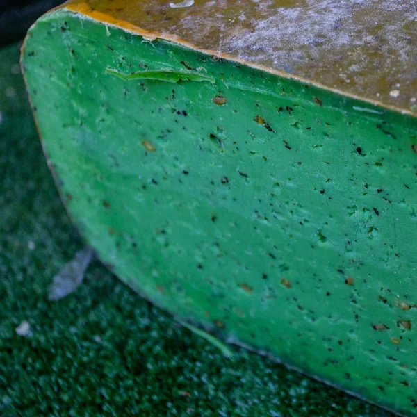 Formaggio francese verde nel mercato di Parigi — Foto Stock