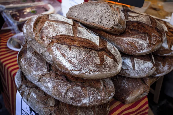 Pan gris francés fresco en el mercado — Foto de Stock