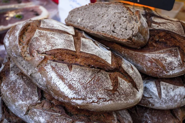 Pan gris francés fresco en el mercado — Foto de Stock