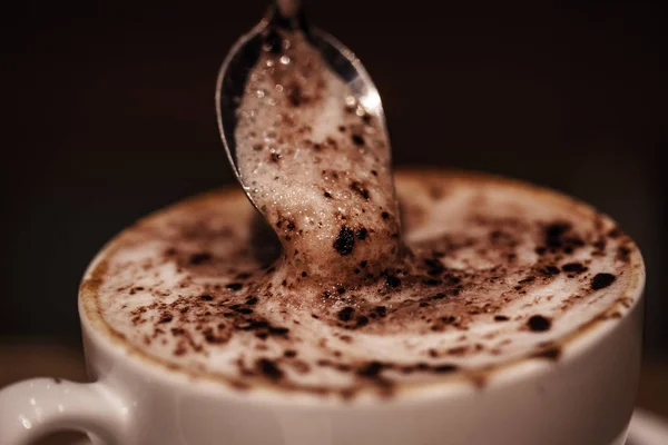 Xícara de café cappuccino com chocolate — Fotografia de Stock