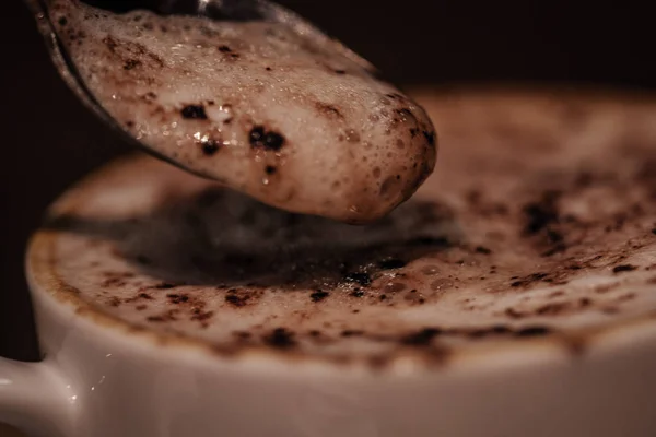 Copa de café capuchino con chocolate —  Fotos de Stock