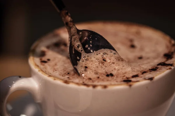 Secangkir kopi Cappuccino dengan coklat — Stok Foto