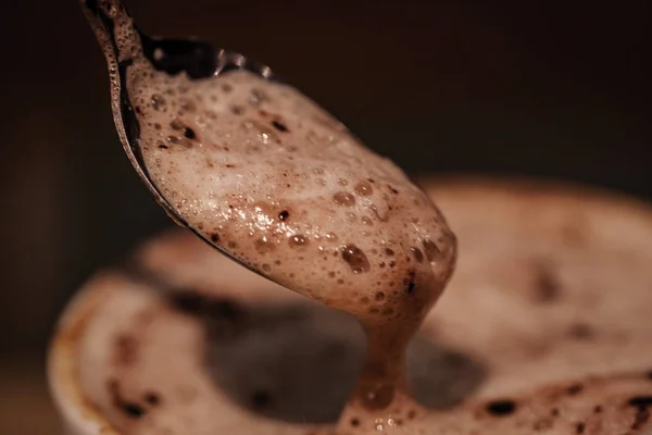 カプチーノコーヒーとチョコレートのカップ — ストック写真