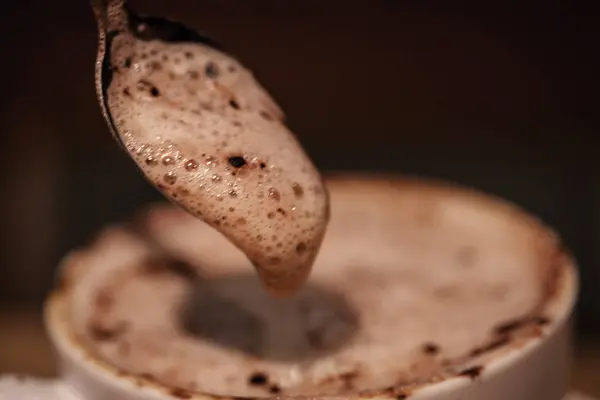 Kopp Cappuccino Kaffe med choklad — Stockfoto