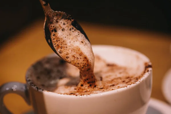 カプチーノコーヒーとチョコレートのカップ — ストック写真