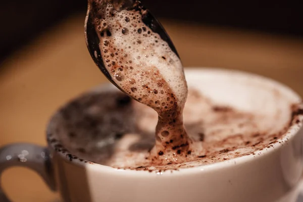 Šálek kávy Cappuccino s čokoládou — Stock fotografie