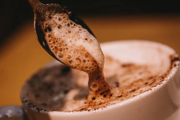 Šálek kávy Cappuccino s čokoládou — Stock fotografie