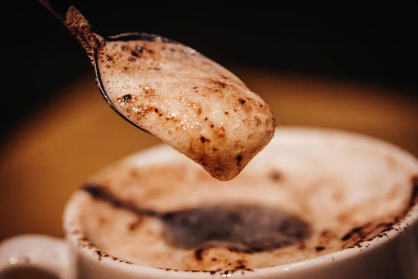 Copa de café capuchino con chocolate —  Fotos de Stock