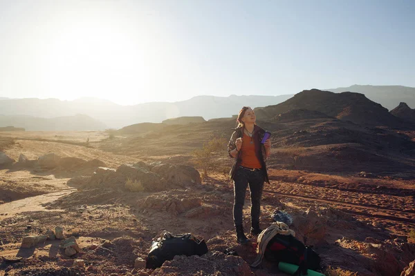 Os visitantes estão em formações rochosas geológicas em Timna Park, Israel . — Fotografia de Stock