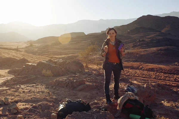 Os visitantes estão em formações rochosas geológicas em Timna Park, Israel . — Fotografia de Stock