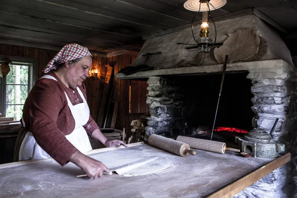 Vrouw demonstreren brood koken — Stockfoto