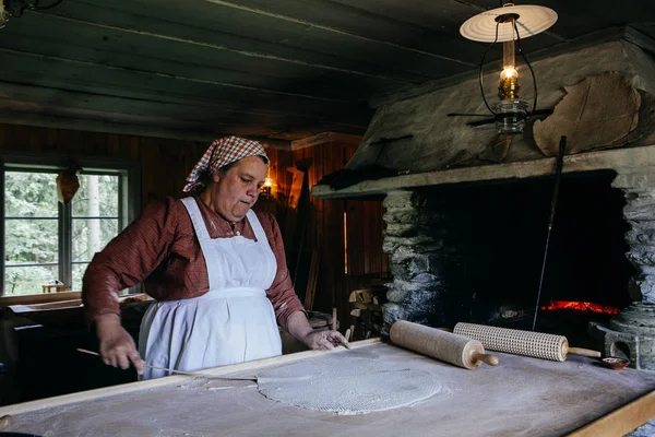 Mujer demostrando pan cocinando —  Fotos de Stock