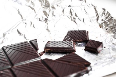 folyo üzerinde kırık çikolata bar