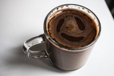 ev yapımı sabah kahve pencere yakınındaki beyaz masada