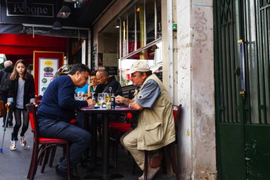 Parisians ve turistler yiyecek ve içecek kafe kaldırıma Paris zevk