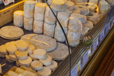 Fransızca peynir dükkanı chees tür düzinelerce ile 