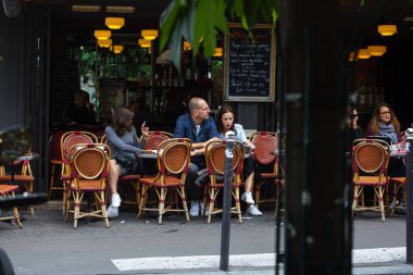 Parisians ve turistler yiyecek ve içecek kafe kaldırıma Paris zevk