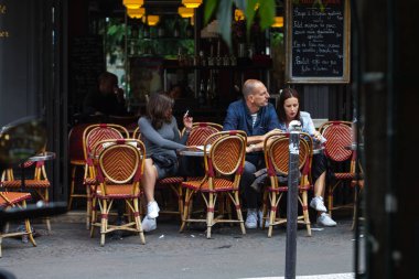 Parisians ve turistler yiyecek ve içecek kafe kaldırıma Paris zevk