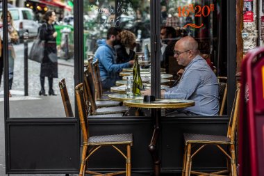 Parisians ve turistler yiyecek ve içecek kafe kaldırıma Paris zevk 