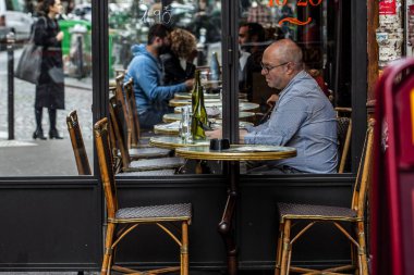 Parisians ve turistler yiyecek ve içecek kafe kaldırıma Paris zevk 