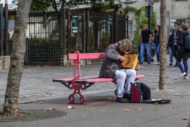üst düzey müzisyen oynamak akordeon Montmartre üzerinde