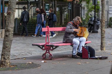 üst düzey müzisyen oynamak akordeon Montmartre üzerinde