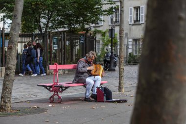 üst düzey müzisyen oynamak akordeon Montmartre üzerinde