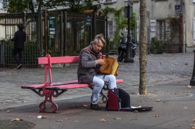üst düzey müzisyen oynamak akordeon Montmartre üzerinde